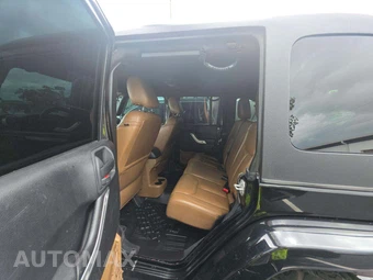2015 Jeep Wrangler Unlimited Sahara - miniatura 13