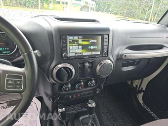 2015 Jeep Wrangler Willys Wheeler Edition - miniatura 10