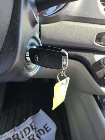 2015 Kia Sedona LX 120.5" WB - miniatura 8