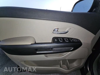 2015 Kia Sedona LX 120.5" WB – miniatura 9