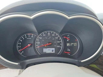 2015 Nissan Quest Platinum 118.1" WB - miniatura 9