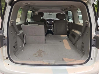 2015 Nissan Quest S 118.1" WB - miniatura 15