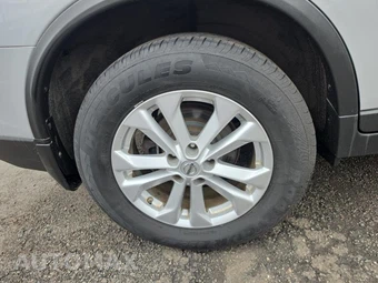 2015 Nissan Rogue SV – miniatura 10