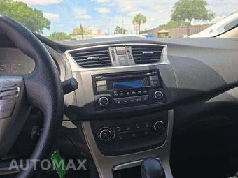 2015 Nissan Sentra S – miniatura 10