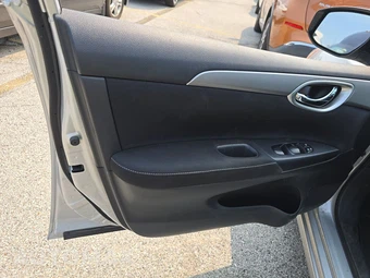 2015 Nissan Sentra S – miniatura 3