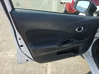 2015 Nissan Versa Note SV – miniatura 9