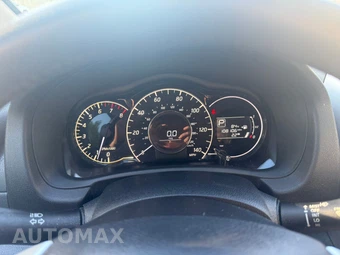 2015 Nissan Versa Note SV - miniatura 8