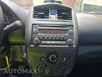 2015 Nissan Versa S – miniatura 10