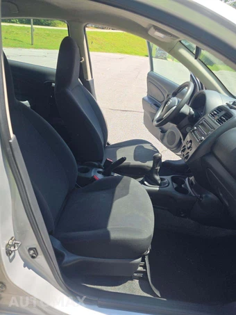 2015 Nissan Versa S – miniatura 18