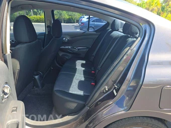 2015 Nissan Versa SV – miniatura 10