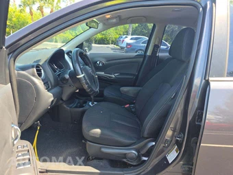 2015 Nissan Versa SV – miniatura 3