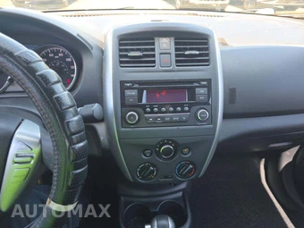 2015 Nissan Versa SV – miniatura 7