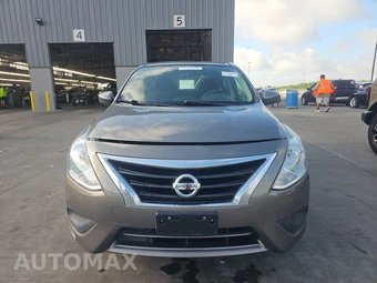 2015 Nissan Versa SV - miniatura 2