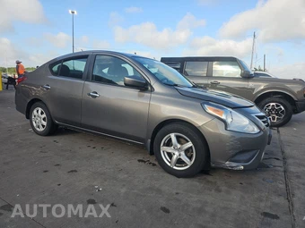 2015 Nissan Versa SV - miniatura 3