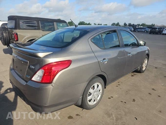 2015 Nissan Versa SV - miniatura 4
