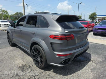 2015 Porsche Cayenne Turbo – miniatura 2
