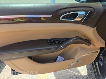 2015 Porsche Cayenne Turbo – miniatura 9