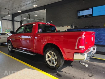 2015 Ram 1500 Laramie Crew Cab Medium Bed – miniatura 6