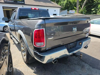 2015 Ram 1500 Laramie Crew Cab Medium Bed - miniatura 2