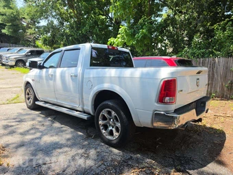 2015 Ram 1500 Laramie Crew Cab Short Bed - miniatura 2