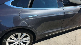 2015 Tesla Model S 70D – miniatura 28