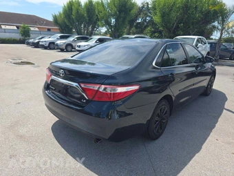 2015 Toyota Camry LE – miniatura 3
