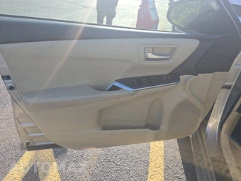 2015 Toyota Camry LE – miniatura 9