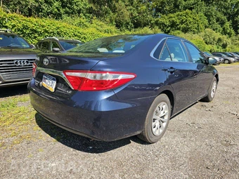 2015 Toyota Camry LE – miniatura 3