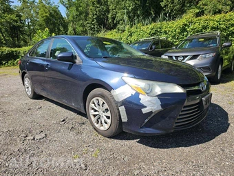 2015 Toyota Camry LE – miniatura 4