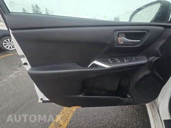 2015 Toyota Camry SE – miniatura 9
