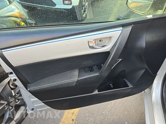 2015 Toyota Corolla LE – miniatura 9