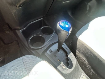 2015 Toyota Prius c One - miniatura 13