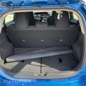2015 Toyota Prius c One - miniatura 11