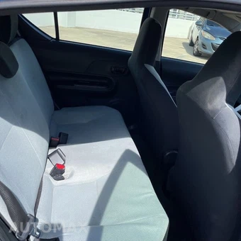 2015 Toyota Prius c One - miniatura 15