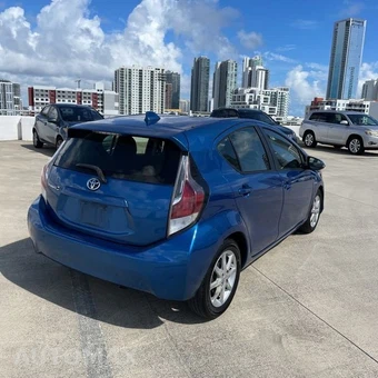 2015 Toyota Prius c One - miniatura 4