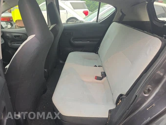 2015 Toyota Prius c One – miniatura 13