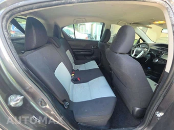 2015 Toyota Prius c Two – miniatura 16
