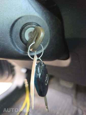2015 Toyota Prius c Two – miniatura 8