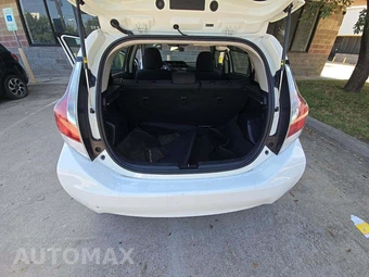 2015 Toyota Prius c Two – miniatura 14