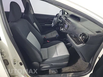 2015 Toyota Prius c Two – miniatura 8