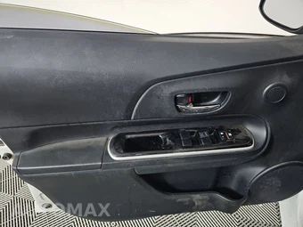 2015 Toyota Prius c Two – miniatura 9