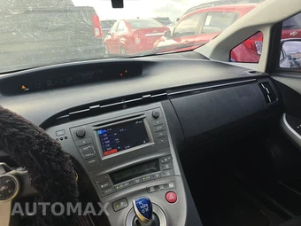 2015 Toyota Prius Two – miniatura 11