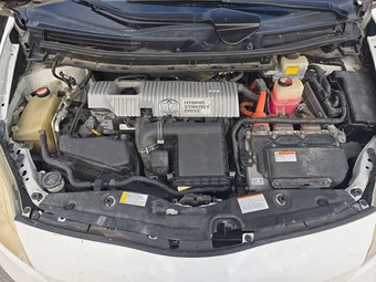 2015 Toyota Prius Two – miniatura 15