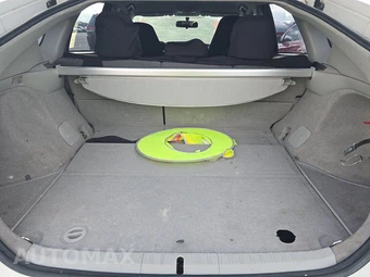2015 Toyota Prius Two – miniatura 16