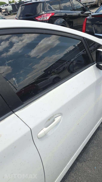 2015 Toyota Prius Two – miniatura 21