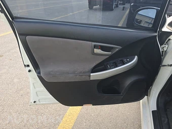 2015 Toyota Prius Two – miniatura 9