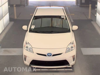 2015 Toyota Prius Two – miniatura 2