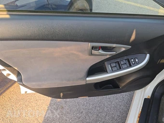 2015 Toyota Prius Two – miniatura 9