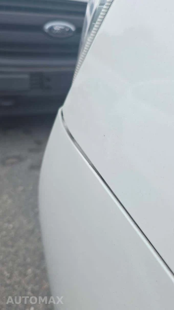 2015 Toyota Prius Two – miniatura 18