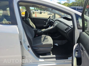2015 Toyota Prius Two – miniatura 8